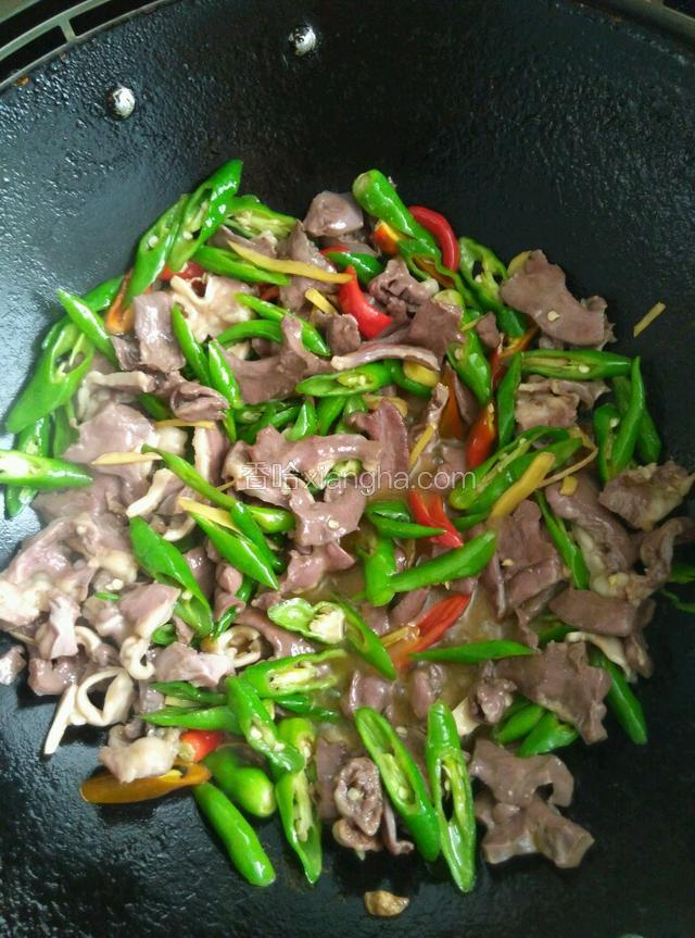 炒匀，加一点酱油
