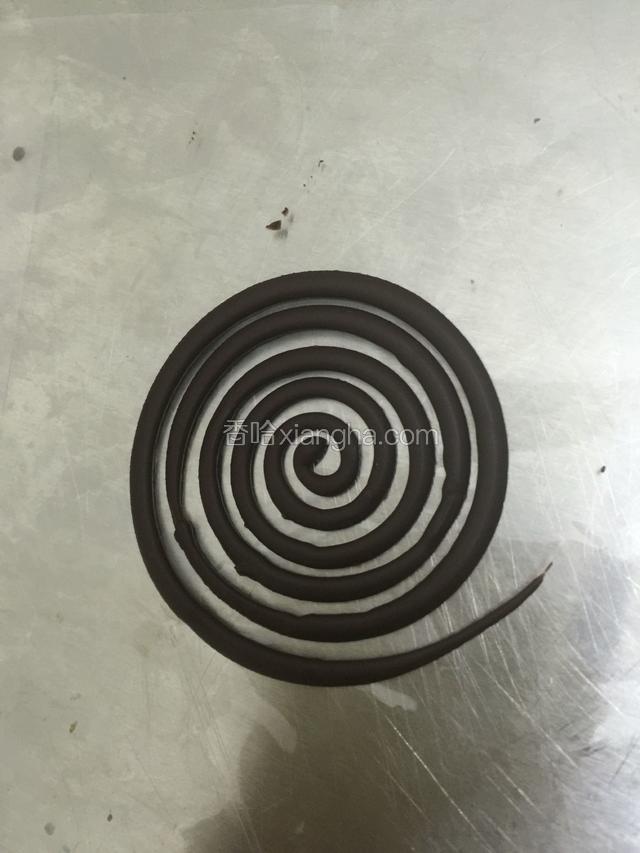 和提前做好的巧克力饰片.找一个可以转的物体在上面转圈圈.？
把巧克力融化之后变粘稠了开始以中心为点转.巧克力干了就可以了.