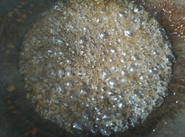 炒锅放水，冰糖，熬开至有泡沫，关火，放点蜂蜜