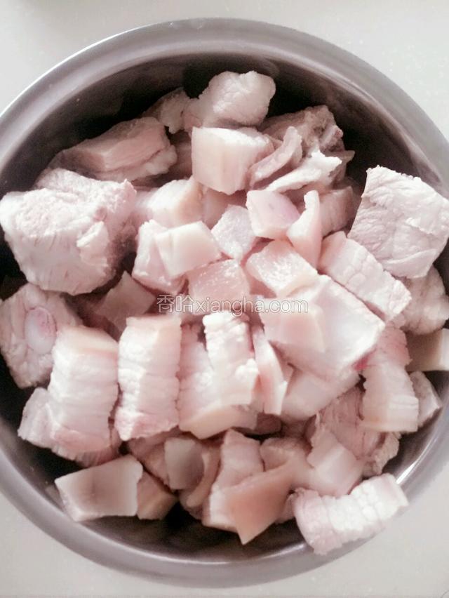 猪皮、排骨和五花肉用水焯一下，控水备用。