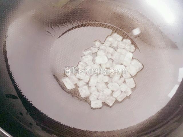 开火坐锅，放适量油，放适量冰糖，炒至颜色变深红。