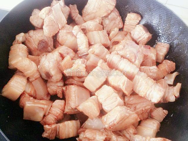 把图5中的肉都倒锅里，翻炒至颜色均匀。