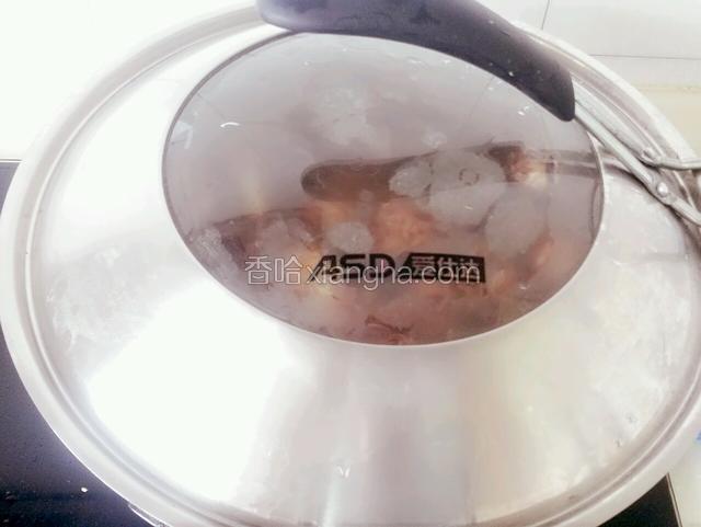 大火烧开后改小火，盖上锅盖小火慢炖一个小时。