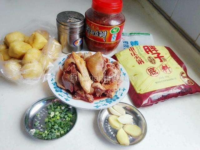 所有材料（植物油没拍照）
注：鸡肉已经提前把血水浸泡出来了。