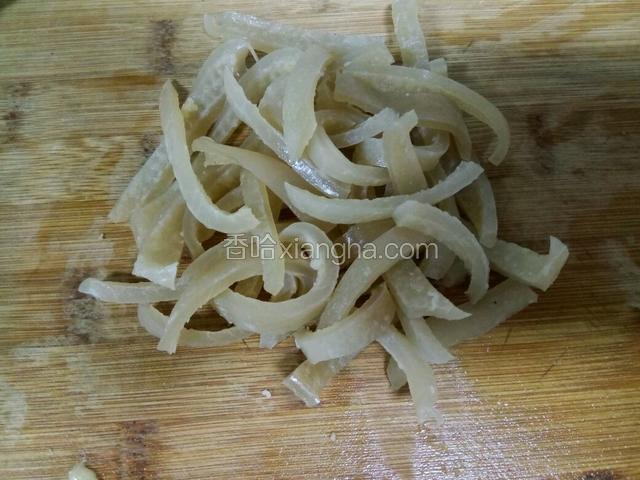 肉皮切成丝