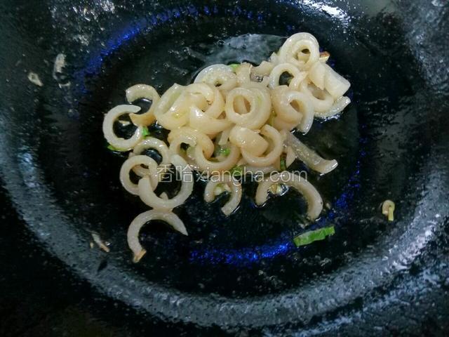 加入肉皮翻炒，倒入少量生抽