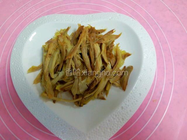 鸡腿撕成条状