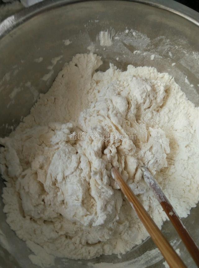加入面粉里搅拌至棉絮状。