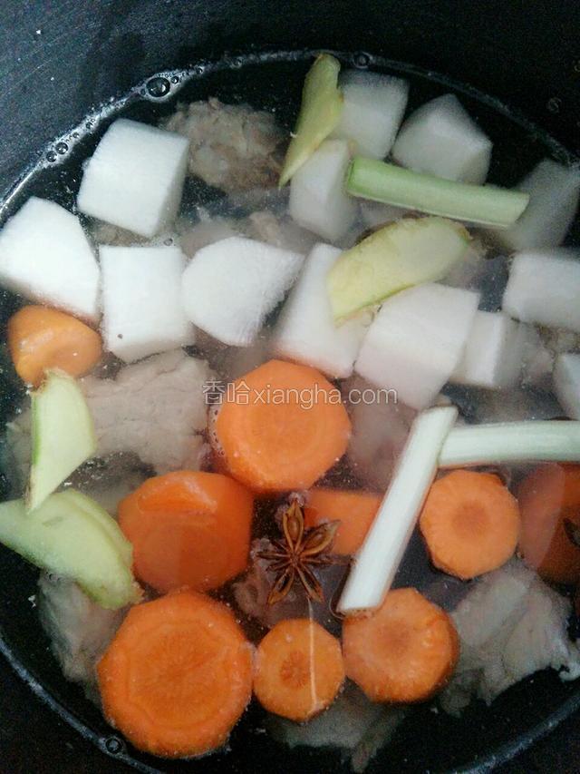 把其他的所有食材放进去，加适量盐和料酒