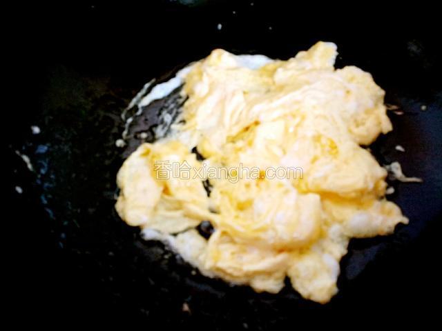 锅中烧油炒熟鸡蛋，盛出备用。
