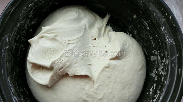 用刀划开面团内有蜂窝就行了