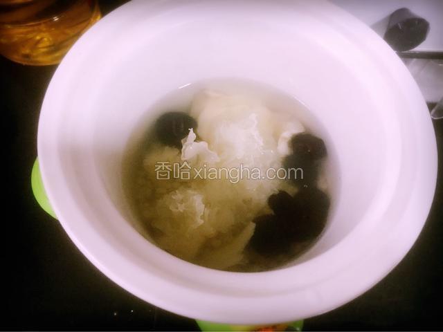 待水煮沸时，继续放入阿胶枣和银耳，调制小火档位慢炖