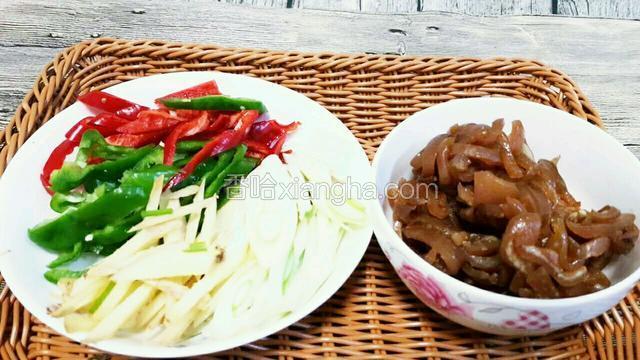 青红椒，大葱，鲜姜，猪皮
切丝儿。