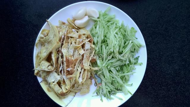 鸡蛋饼切丝，黄瓜切丝，蒜捣成蒜泥。