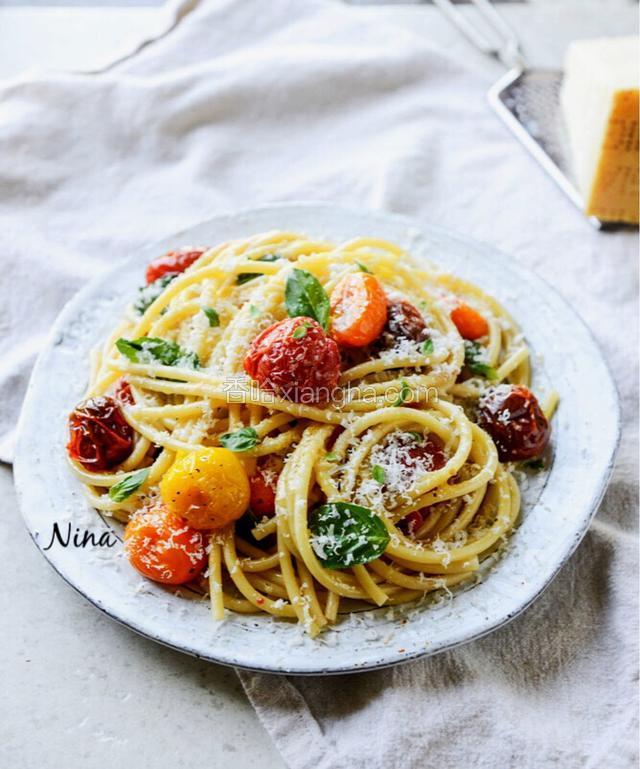 最后撒上罗勒叶点缀一下，快快享用美味佳肴吧！
Bon appetite.