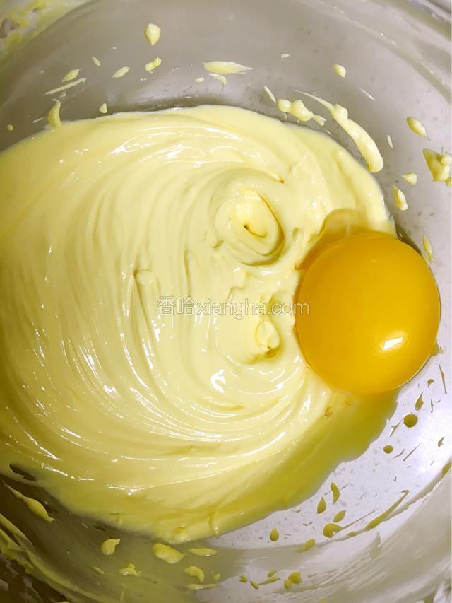 鸡蛋的蛋黄分三次加入，每次都要和芝士糊混合均匀后再添加一下个。蛋白和做戚风一样，放在无水无油的干净打蛋盆里待打发。