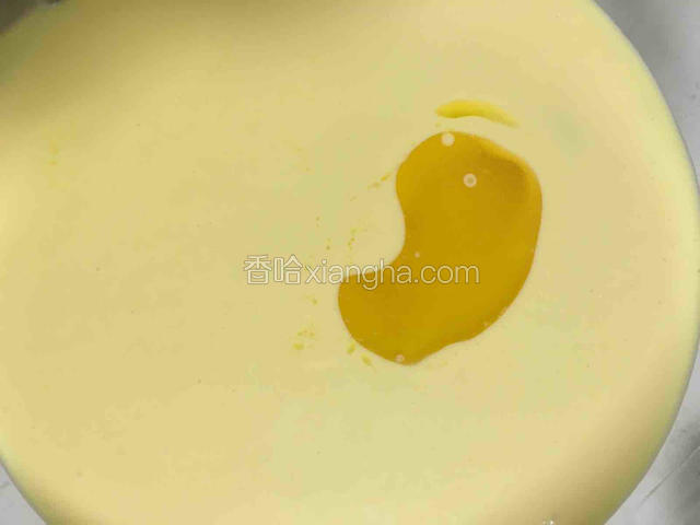黄油放微波炉叮30秒融化，不烫后加入芝士糊，搅拌均匀。
