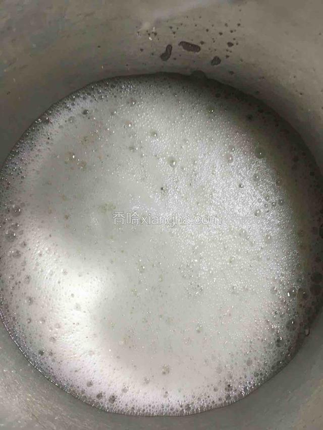 蛋白的打法（可以参考我的食谱戚风蛋糕里的蛋白打发）我这里简单描述一下。白糖分三次加入蛋白。蛋白搅打到鱼眼状态第一次加。