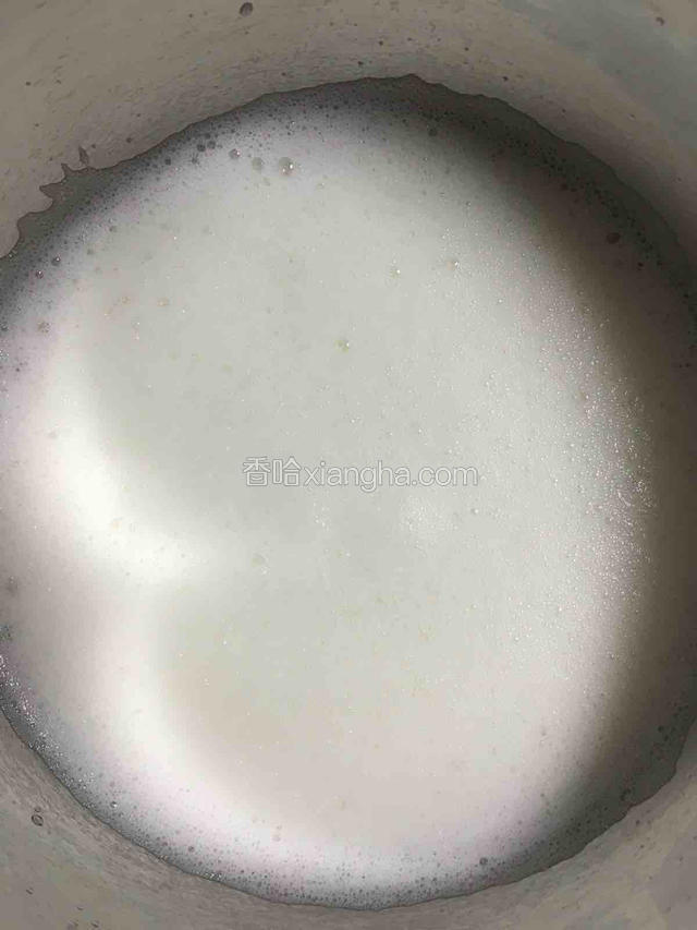 搅打到泡沫细腻但无法留下划痕时第二次加。
