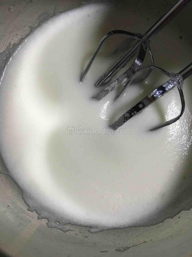 蛋白出现容易消失的痕迹时最后一次加糖。