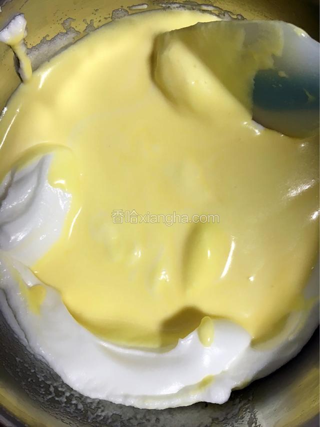搅拌好的蛋白芝士糊倒剩下的的蛋白霜里，拌均匀。（一定要搅拌均匀，否则蛋白霜沉底就容易造成芝士蛋糕底部形成布丁层）此时烤箱预热160度。