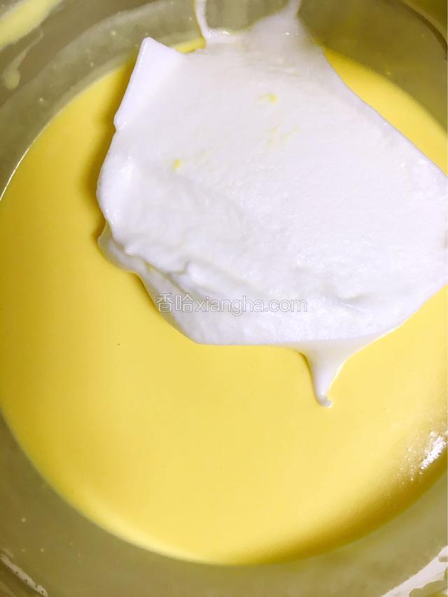 打发好的蛋白先用三分之一和芝士糊混合搅拌（搅拌的手法和做戚风一样，切拌）。