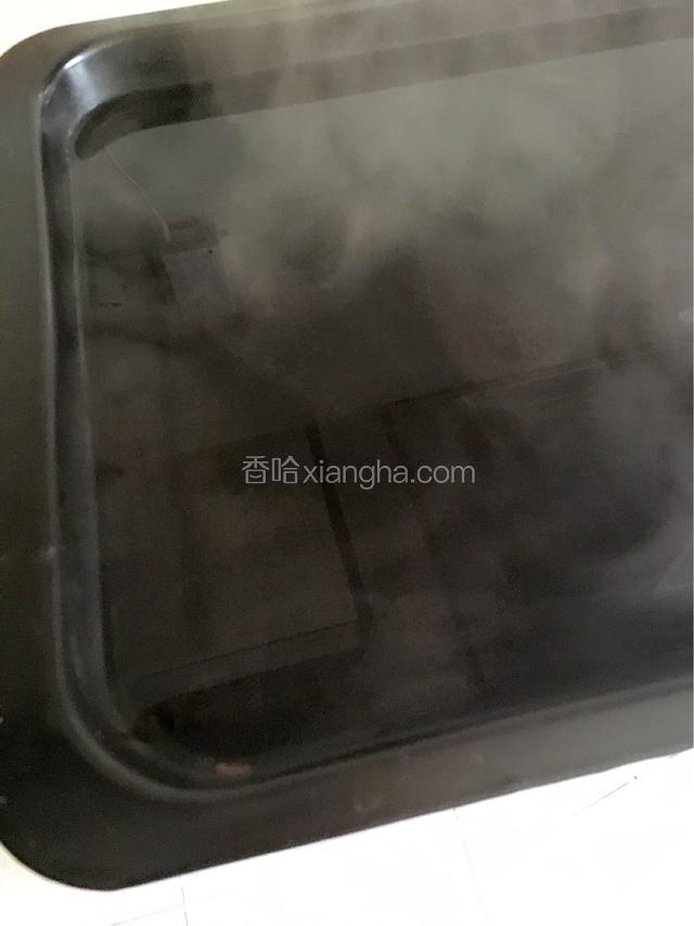 烤盘里注到烤盘深度二分之一的开水，将装好了芝士鸡蛋糊的模具坐卧其中，烤箱倒数第二层160度60分钟。烘烤过程中，烤箱温度显示135左右为最佳状态。如果烤箱内温度较高，可以在烘烤20～30分钟蛋糕表面上色后，将上下火温度调整到145度烤50分钟。