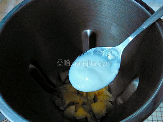 加入少许的炼乳。