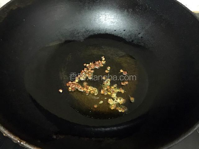锅里烧油，炒香花椒，倒出花椒，只用油