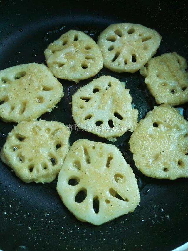 两面炸至金黄色即可