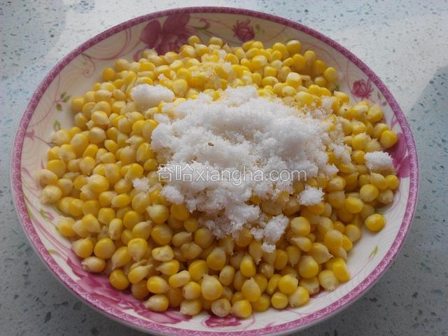 煮好的玉米控干水分，加入两勺白糖拌匀。