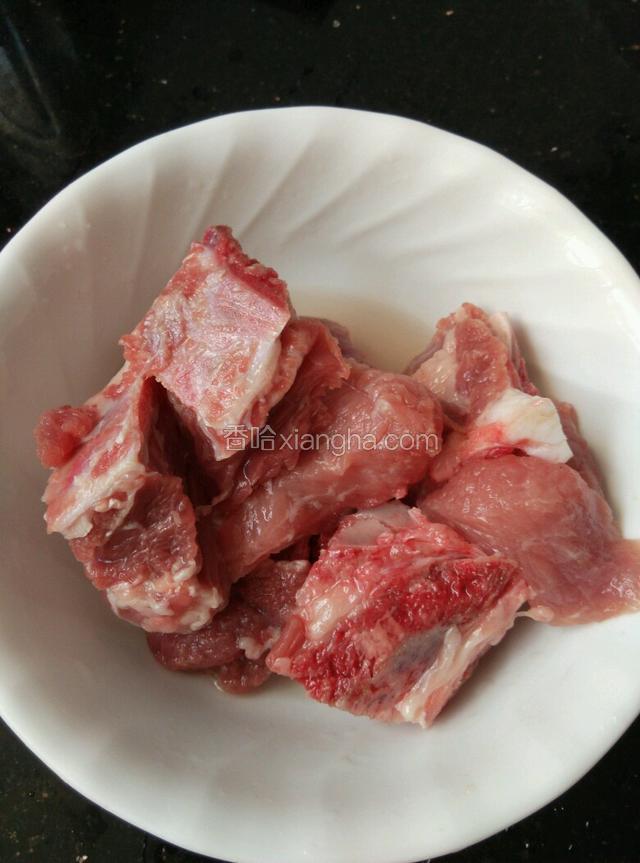 排骨洗净，莲子洗净用水泡住。