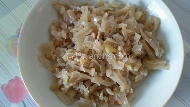 肉皮是敖东煮过的肉皮用来包包子
再改刀切碎一点。