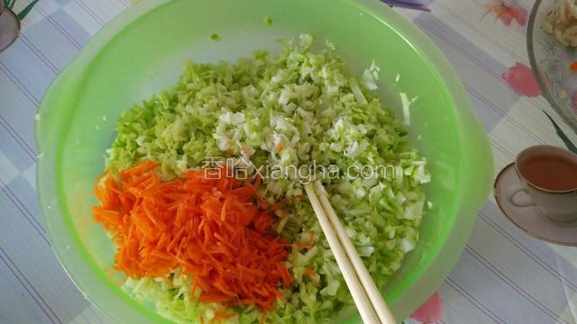 把卷心菜胡萝卜切碎（不是剁的）
先把菜切丝再切粒。