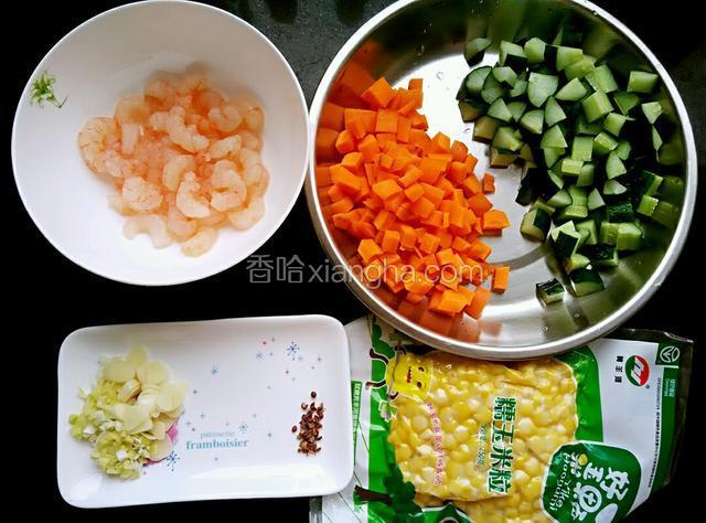 胡萝卜和黄瓜切成小丁，蒜切成片儿，姜和葱切成末，备用。