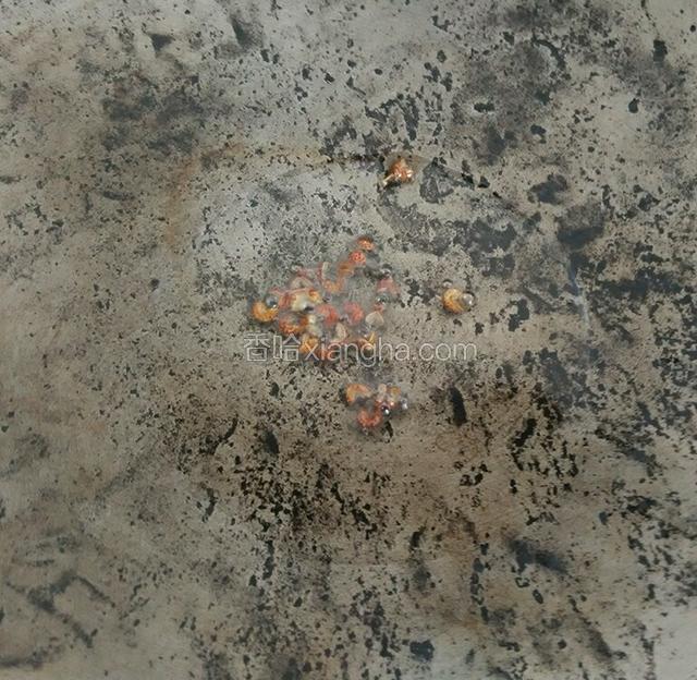 开火上锅加一点油，七成热的时候，倒入，爆香，之后把花椒捞出来丢掉。留花椒油。