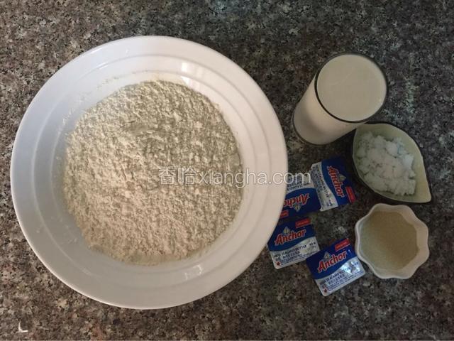 面粉，黄油，牛奶，酵母，糖，盐备用
