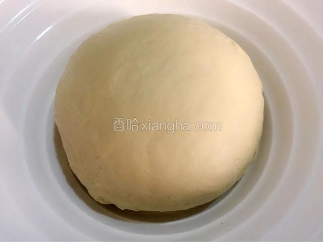 牛奶加热至温热，酵母放入牛奶中搅拌均匀倒入面粉中，加入糖，盐，黄油和成面团盖好保鲜膜醒发至两倍大，大约一到两个小时
