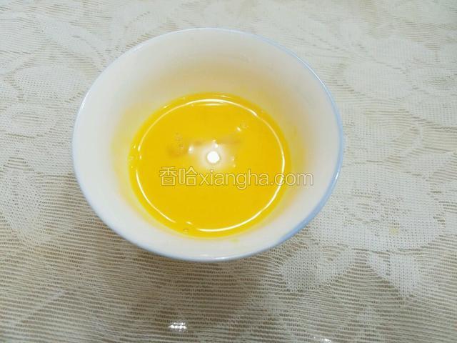 将鸡蛋打散。