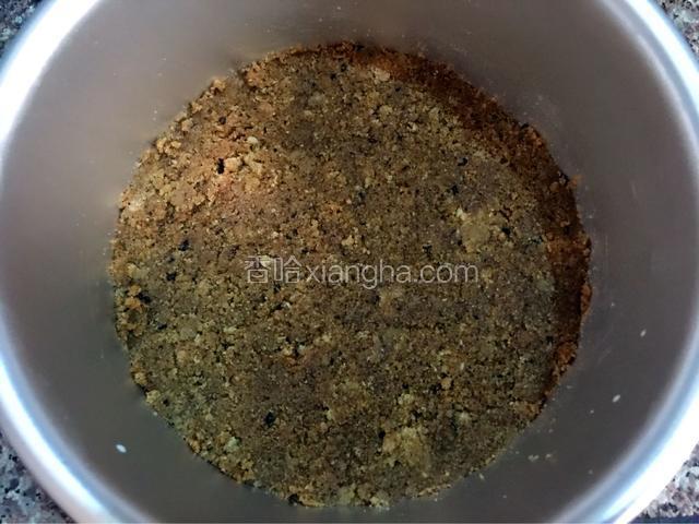  饼干粉加入隔水融化的黄油搅拌均匀，铺于蛋糕模具底层总勺子压平               

