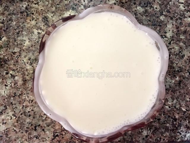 吉利丁片用冷岁泡软，隔水融化             
酸奶加入融化的吉利丁片搅拌均匀             
