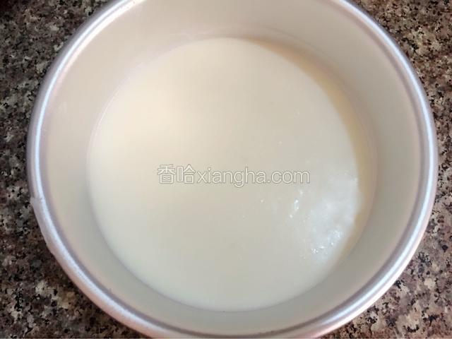 淡奶油打发至纹路不易消失         
将酸奶倒进淡奶油拌匀     
，这就是慕斯糊
