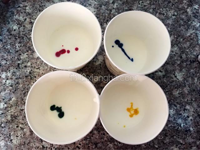 留部分白色原液，其余慕斯糊加入喜欢的食用色素 搅拌均匀          
