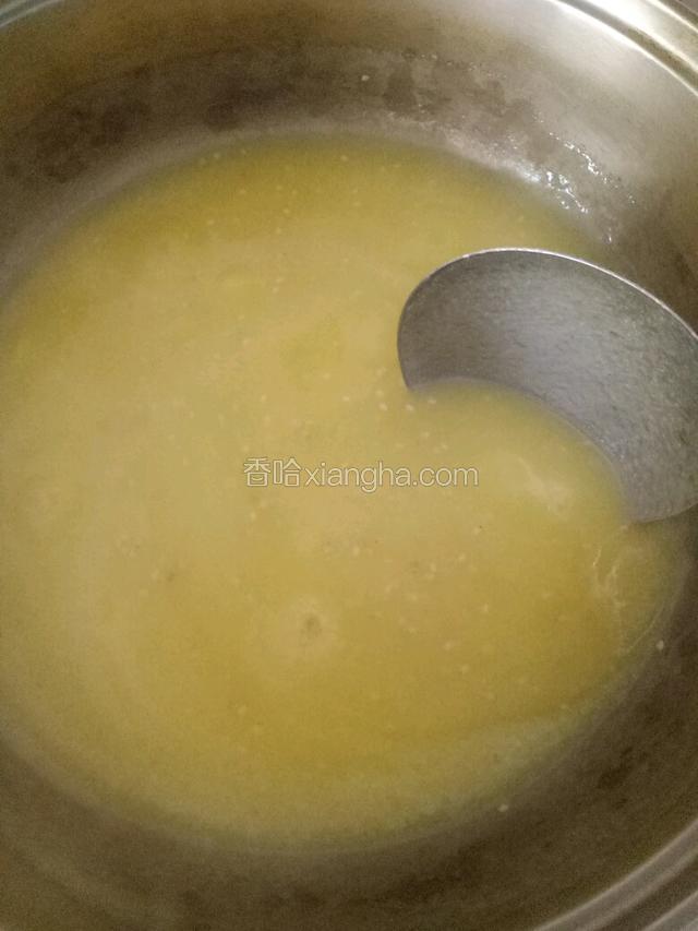 把水烧沸，倒进玉米浆，快速搅拌成糊状。
