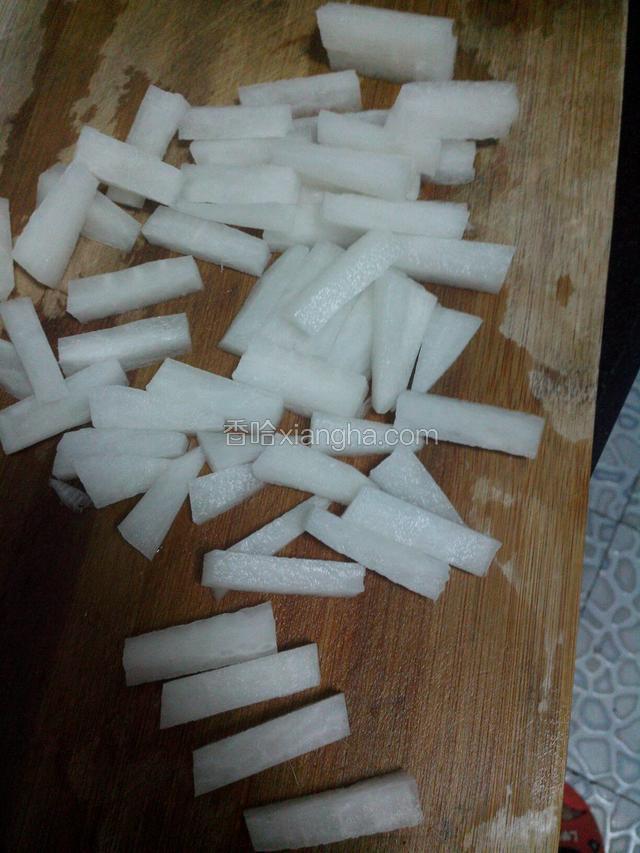 萝卜切条，撒盐腌匀，用保鲜盒装起来。