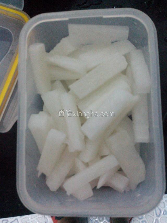 萝卜放保鲜盒提前腌最好16小时以上，中间拿出翻动两次。