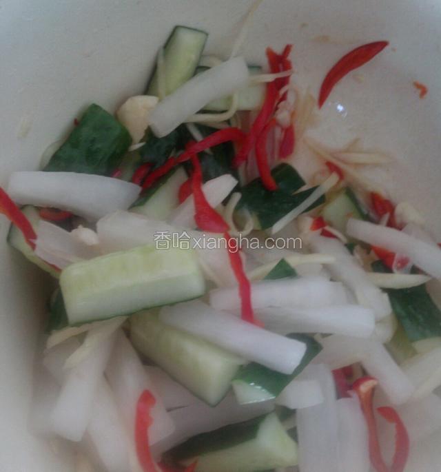 已经腌过的萝卜条挤干水份，也倒盆子内，继续拌均匀。