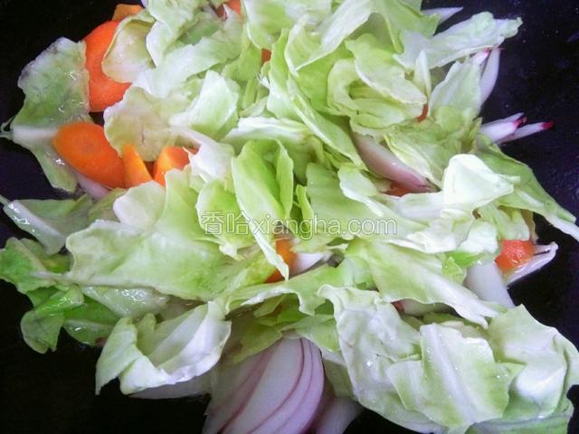 放入包菜一同翻炒