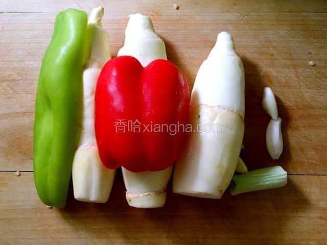 把茭白青椒红椒葱蒜洗干净备用