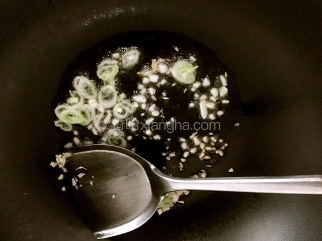 炒锅上火放适量的食用油，油热六七成时放蒜粒葱花爆香